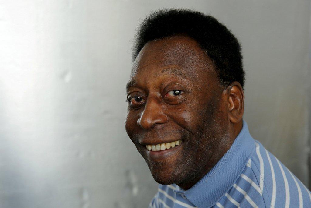 Pelé recebe alta após 15 dias de internação e continuará tratamento contra tumor