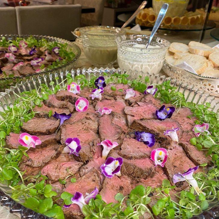 Carne - Rosbife com salada de folhas