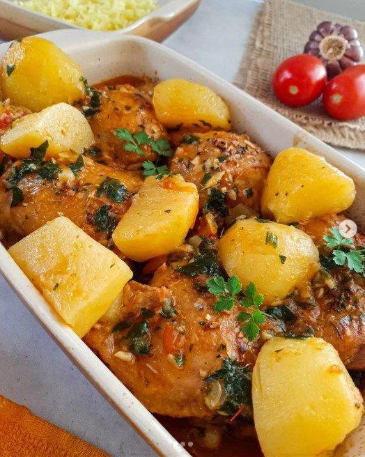 Sobrecoxa na panela de pressão com batata