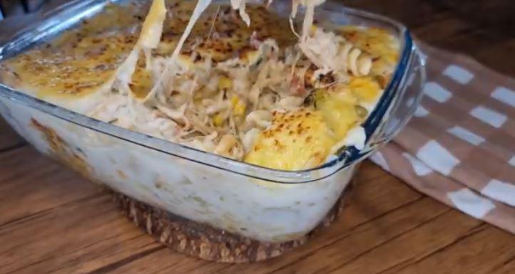 Macarrão com frango gratinado