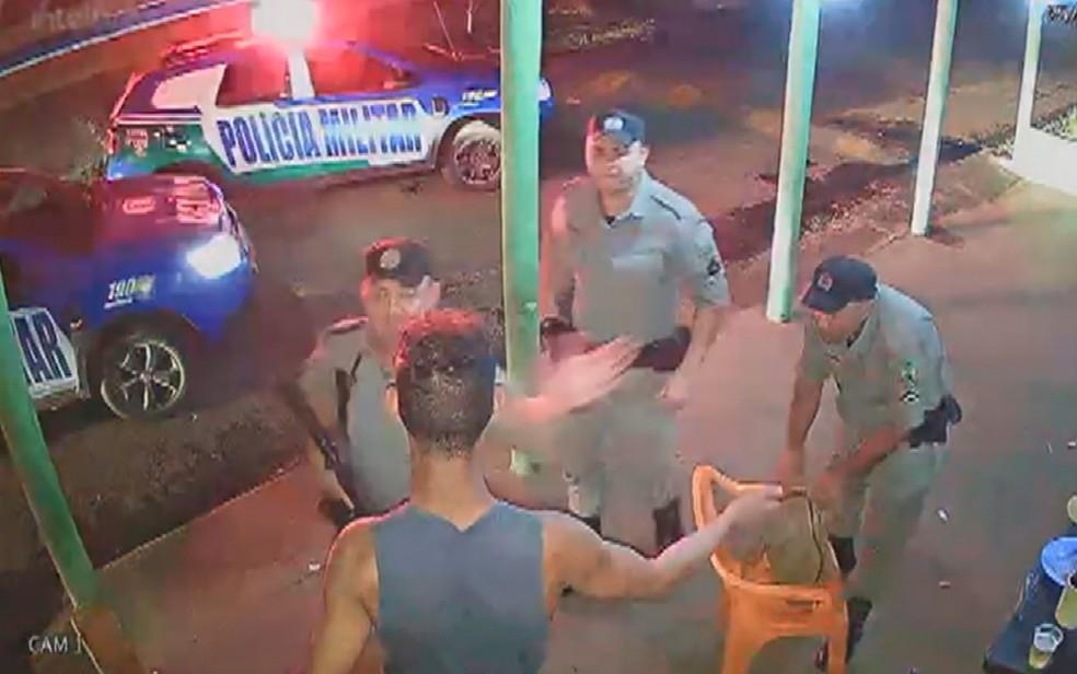 Servente de pedreiro diz que tem medo de sair à noite após levar tapa no rosto durante abordagem de PMs: 'Traumatizado'