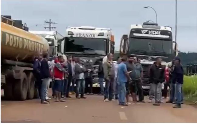 Bolsonaristas seguem interditando rodovias de Goiás em protesto contra resultado das eleições