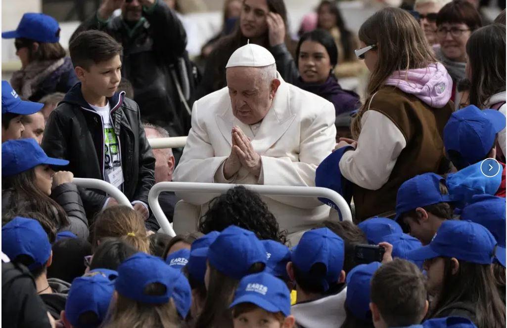 Vaticano diz que Papa Francisco deixará hospital no sábado