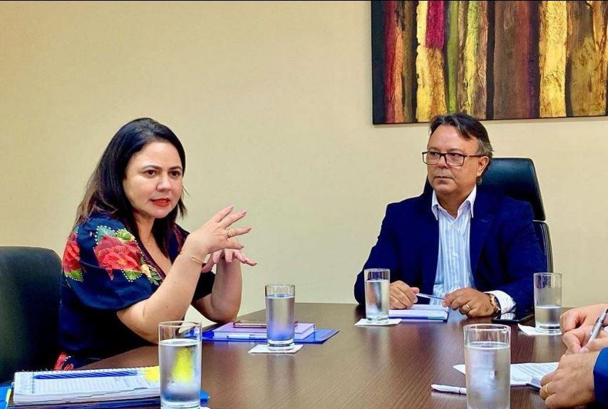 Secretária Maria Yvelônia ,em reunião com o secretário estadual de desenvolvimento humano e social Wellington Matos