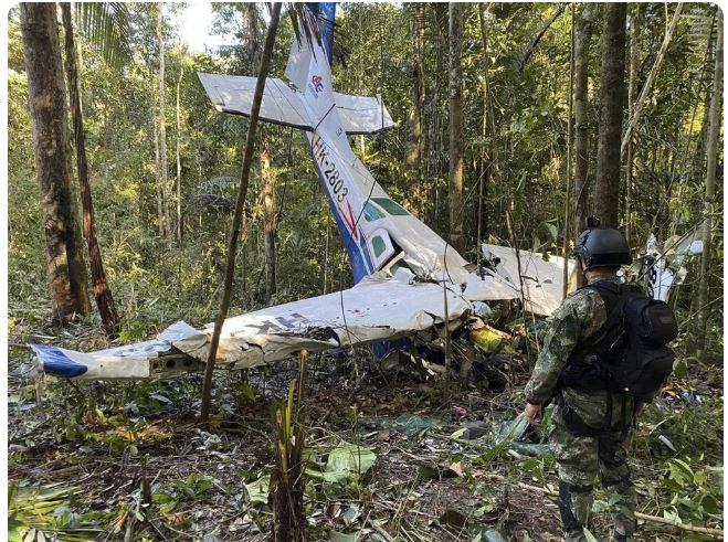 Mãe de crianças resgatadas na selva colombiana sobreviveu por 4 dias após queda de avião, diz pai