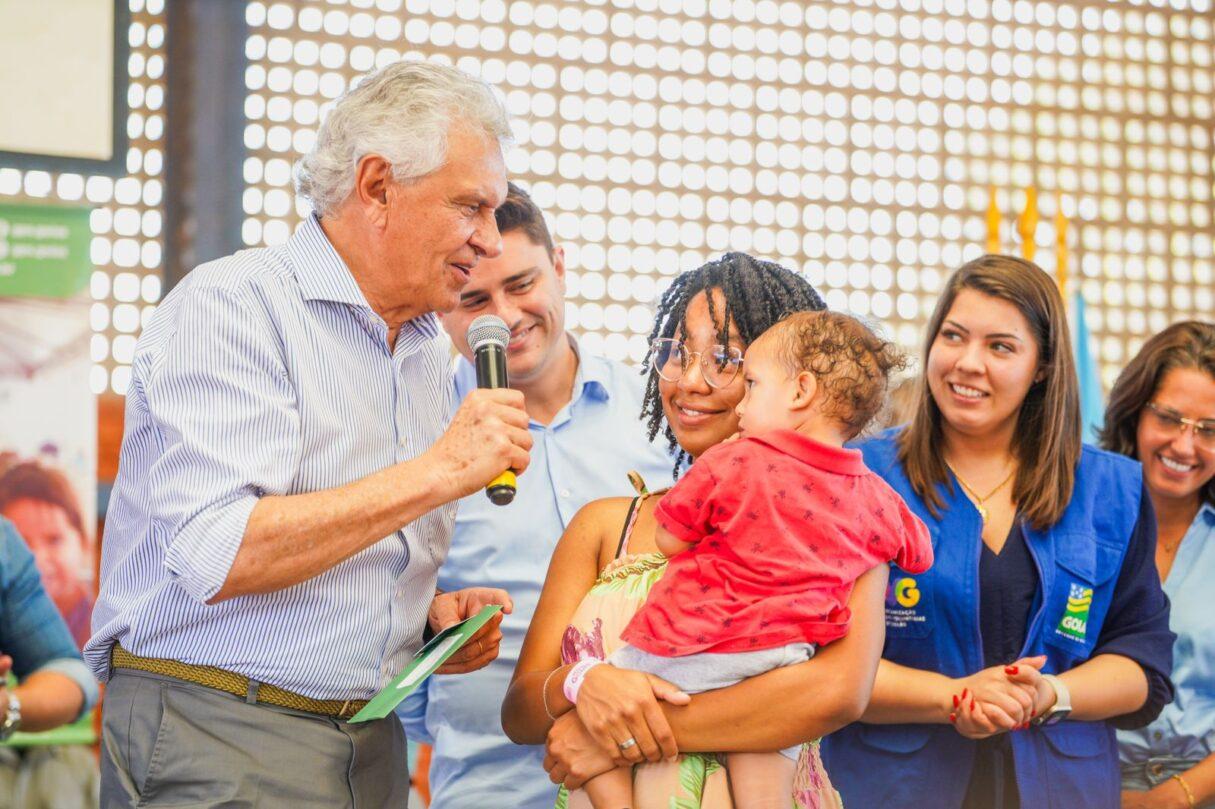 Caiado entrega 3,1 mil benefícios sociais em Luziânia