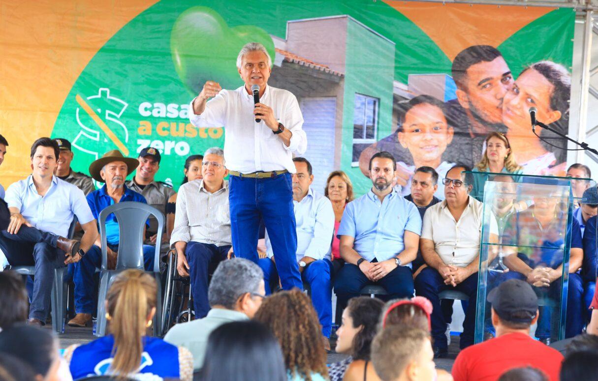 Caiado entrega casas a custo zero em Abadia de Goiás