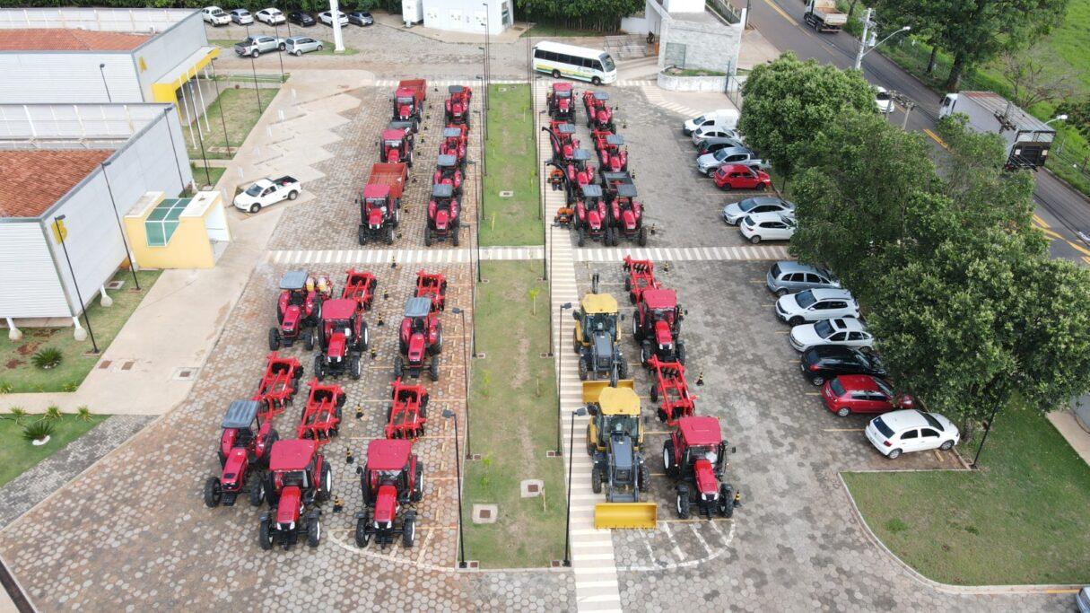 Governo repassa mais máquinas e equipamentos a municípios goianos