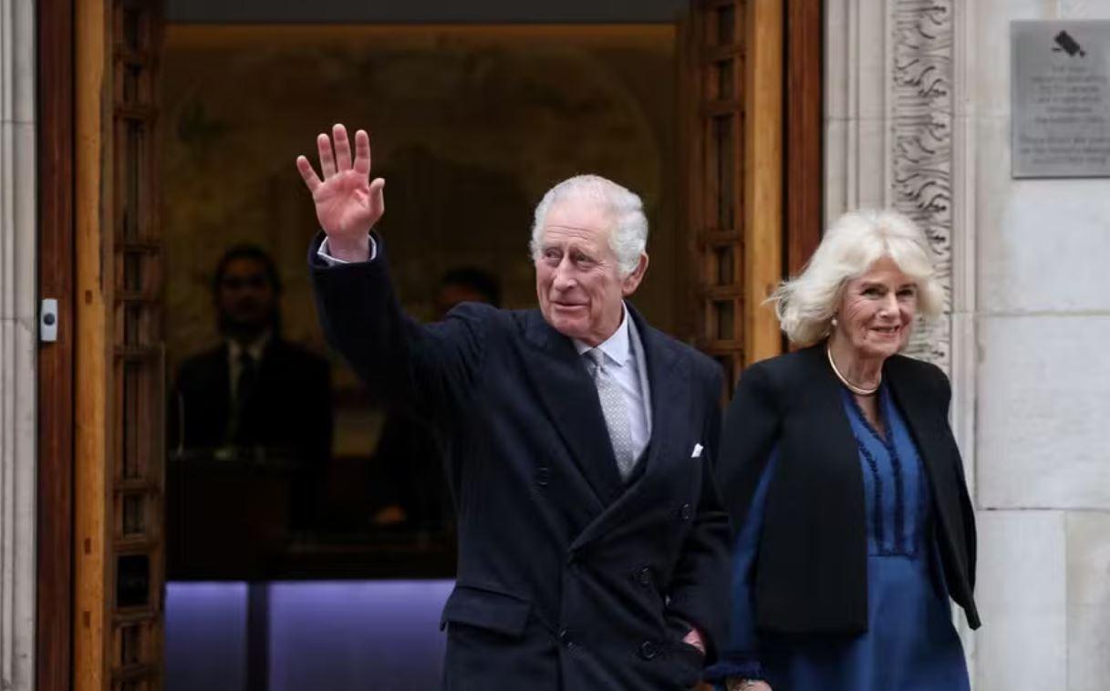 Entenda quem assume o trono britânico caso rei Charles III, diagnosticado com câncer, precise ser afastado para tratar doença