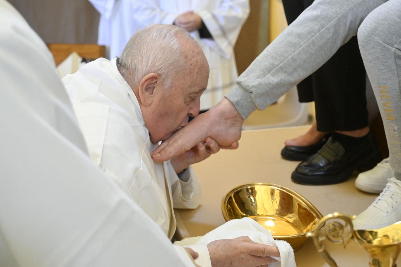 Papa Francisco quebra tradição em rito anual e lava os pés apenas de mulheres