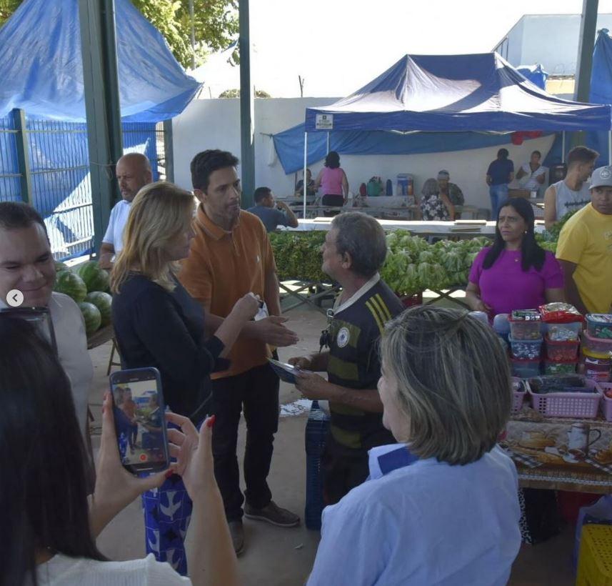 Deputada Federal Lêda Borges junto da  comunidade hoje dia 26 de maio, na feira do Céu Azul em Valparaíso de Goiás