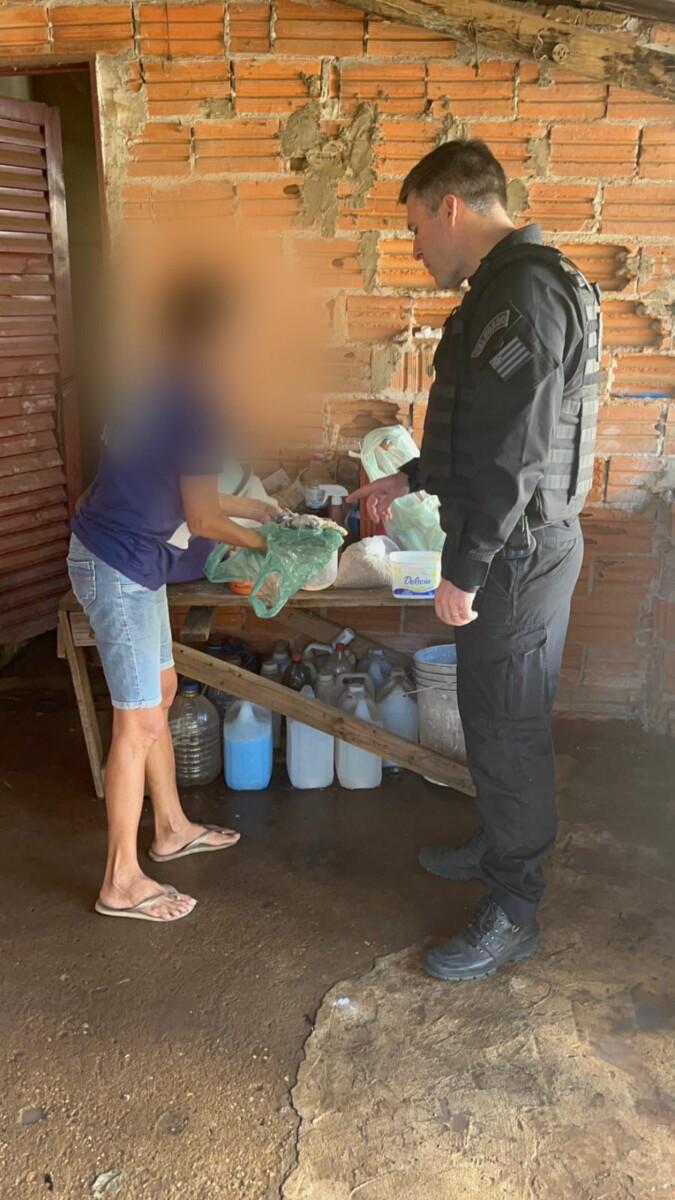 Polícia Civil prende mulher que jogou soda cáustica em órgão genital do companheiro, em Uruaçu