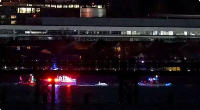 O que se sabe sobre colisão de avião da American Airlines com helicóptero militar em Washington