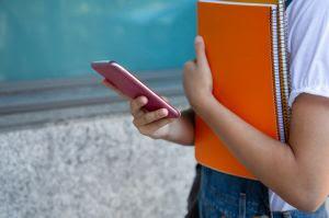 Psicóloga explica a importância da proibição de celulares nas escolas