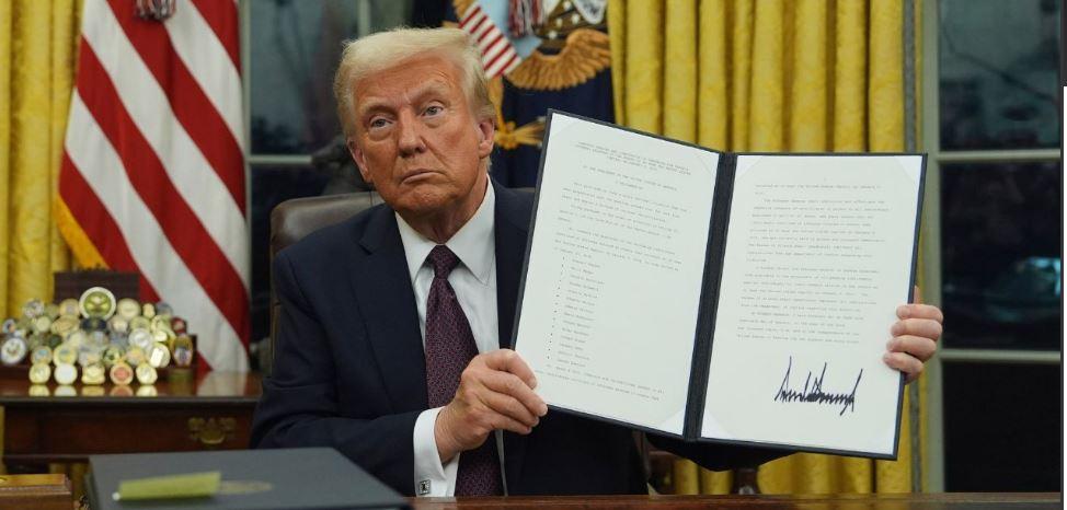 Trump concede perdão abrangente aos réus de 6 de janeiro, incluindo manifestantes que atacaram violentamente a polícia