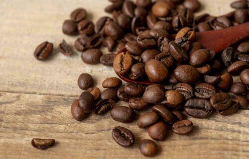 Café arábica tem alta no preço, ao passo que robusta fica mais barato, nesta quarta-feira (23)