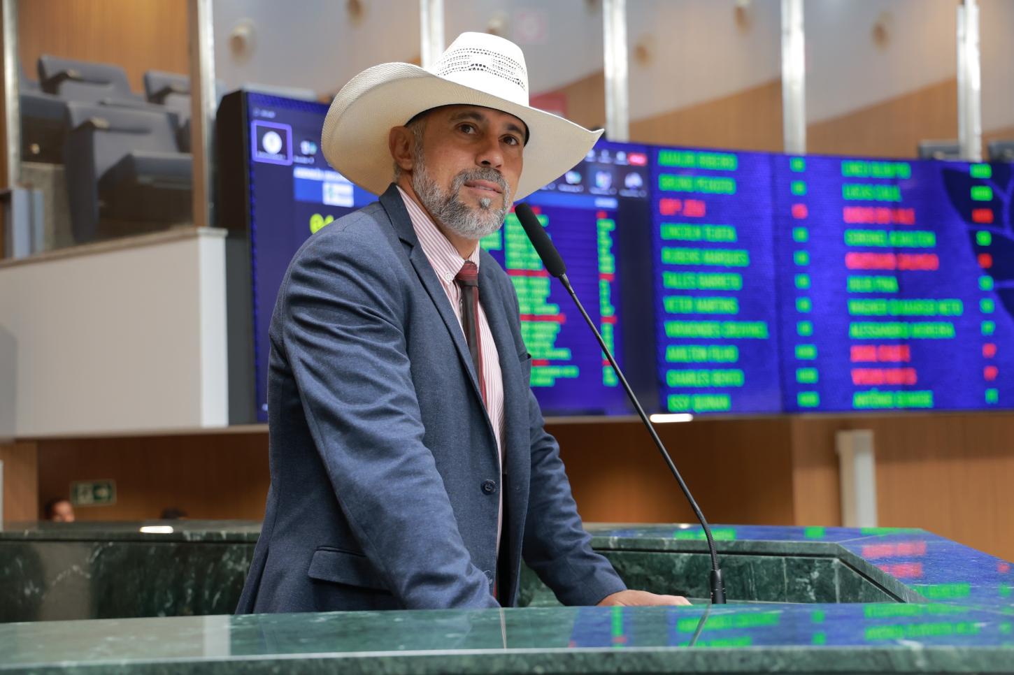 Deputado Amauri Ribeiro distribui picolé e promove ação para valorizar a cultura e gastronomia goiana
