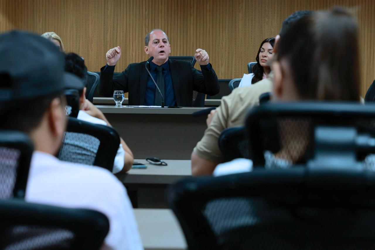 Deputado Gugu Nader debate regulamentação do couvert artístico em audiência pública