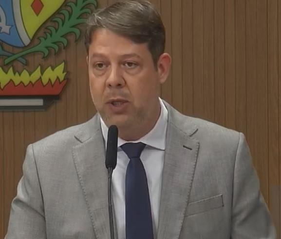 Karlos Cabral defende medida que reserva 20% de vagas em concursos às pessoas negras
