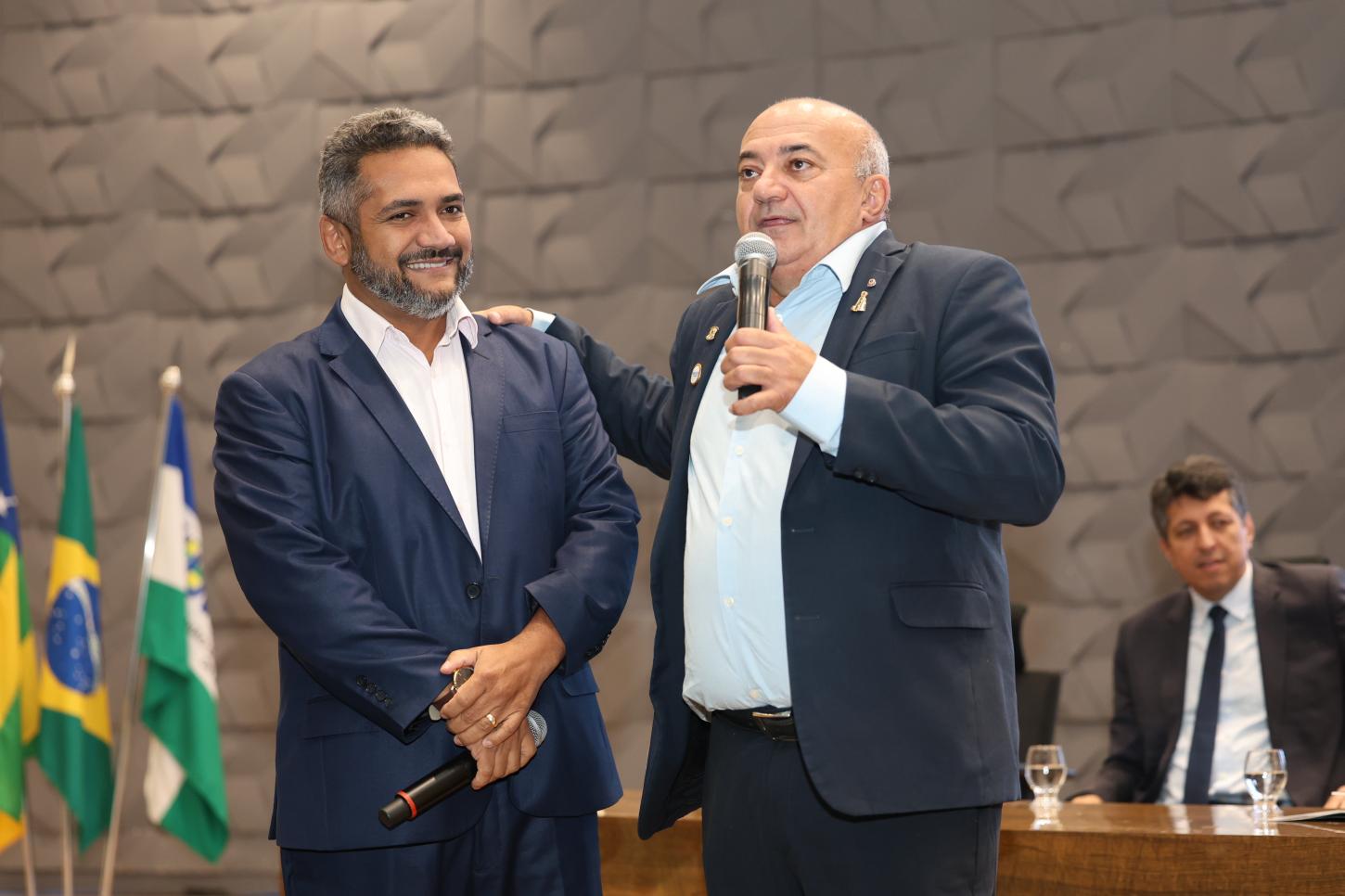 Deputado Julio Pina recebe lideranças políticas no 4º Encontro da UVG, realizado na Assembleia Legislativa de Goiás