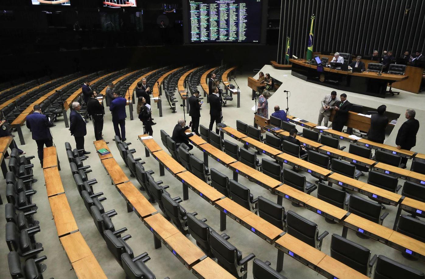 Efeito cascata de aumento de vagas de deputados na Câmara pode elevar gastos em R$ 845 mi