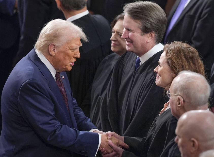 O confronto de Trump com os tribunais levanta a perspectiva de um confronto sobre a separação de poderes
