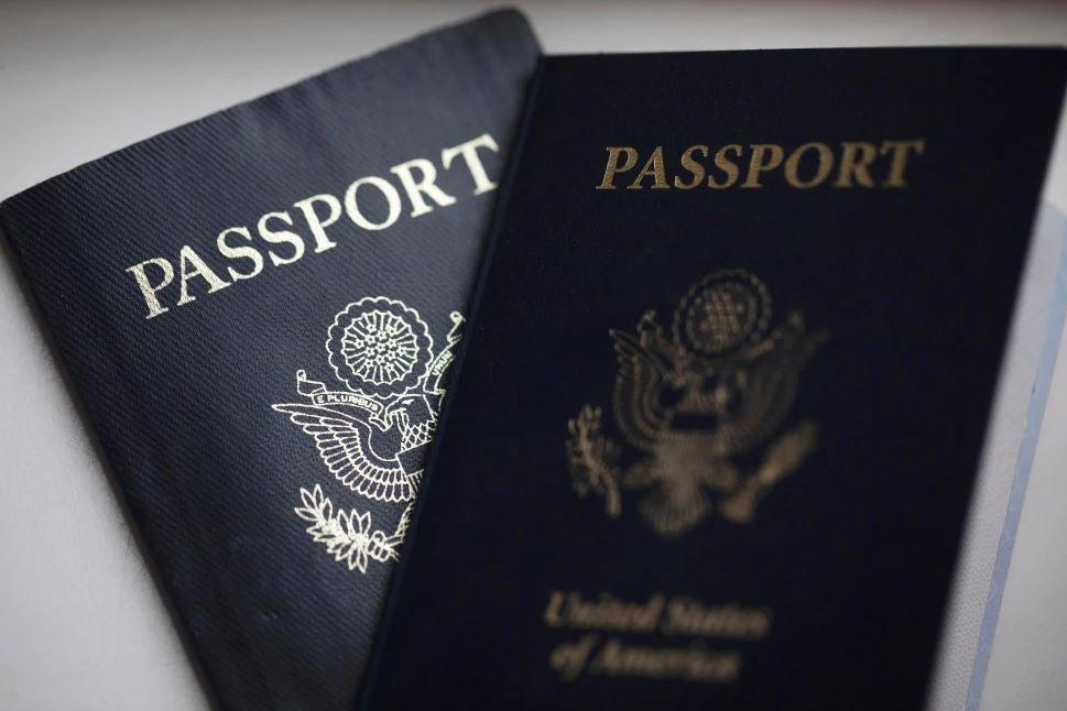 Juiz diz que governo não pode limitar marcadores de sexo em passaportes para muitas pessoas transgênero e não binárias