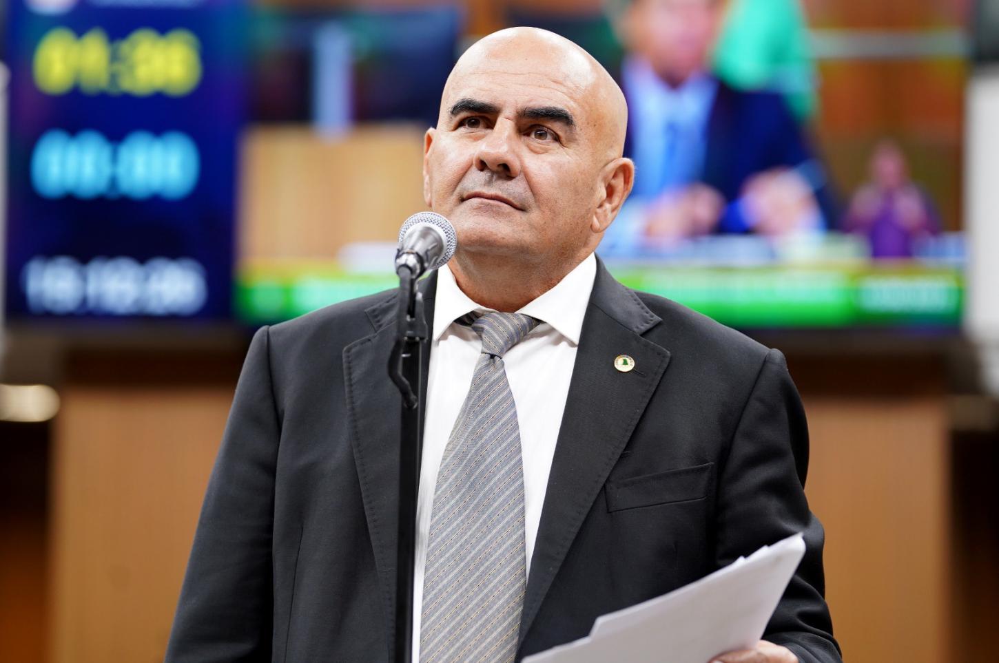 Paulo Cezar Martins requer atendimento no contraturno escolar para estudantes autistas