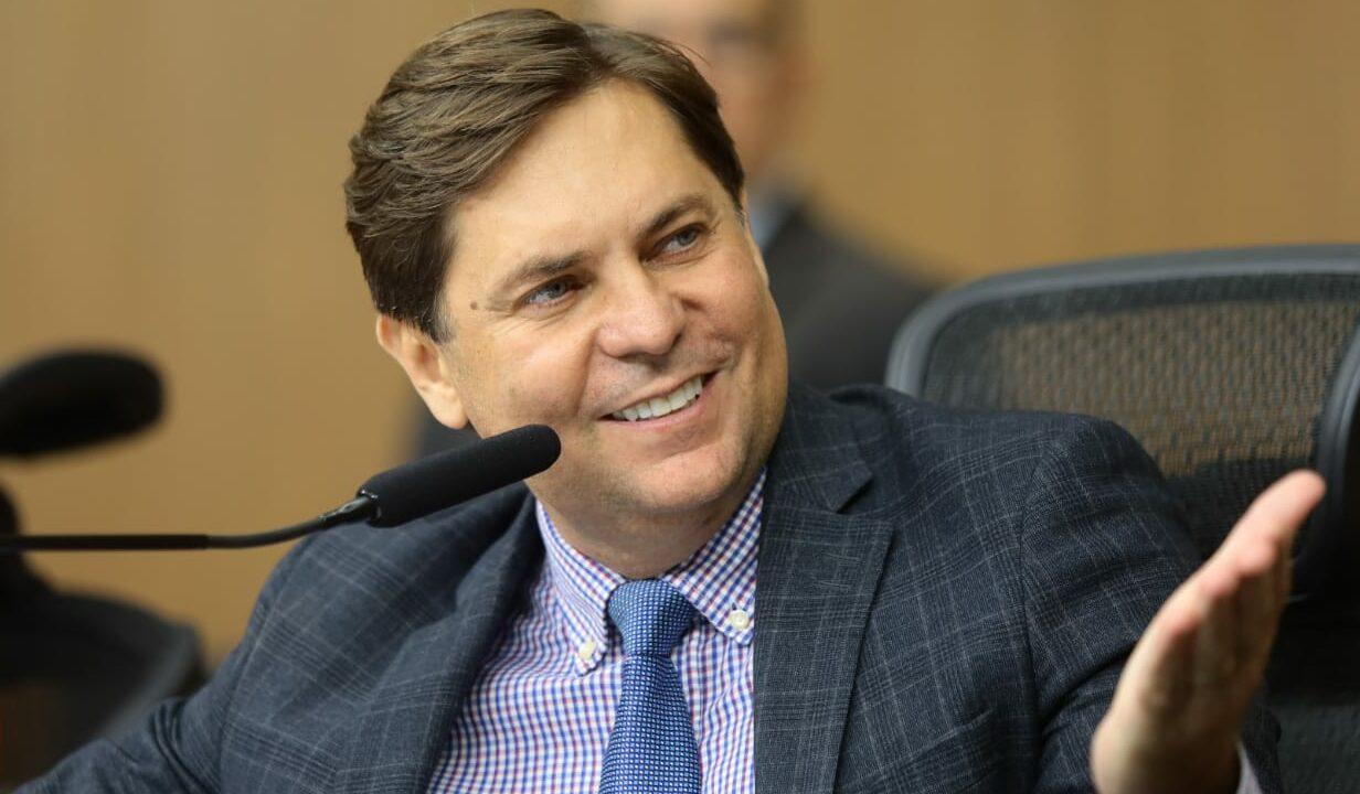 Bruno Peixoto assina concessão da cidadania goiana a monsenhor católico
