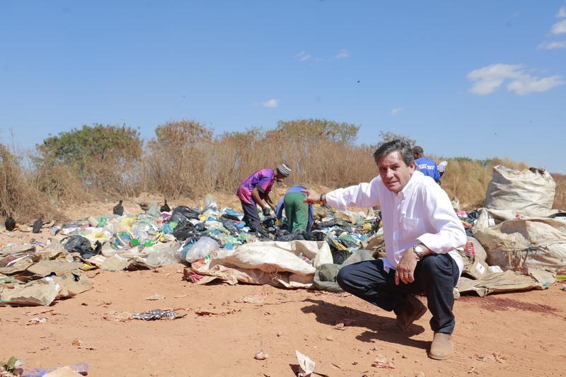 Frente parlamentar cobra fim do lixão no município de Santo Antônio do Descoberto e realocação de resíduos sólidos