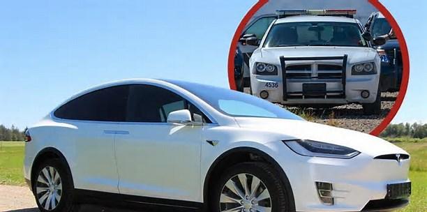 Motorista ativa piloto automático de Tesla e tira soneca por 40 km, sem saber que a polícia o estava seguindo: agora ele foi acusado e condenado
