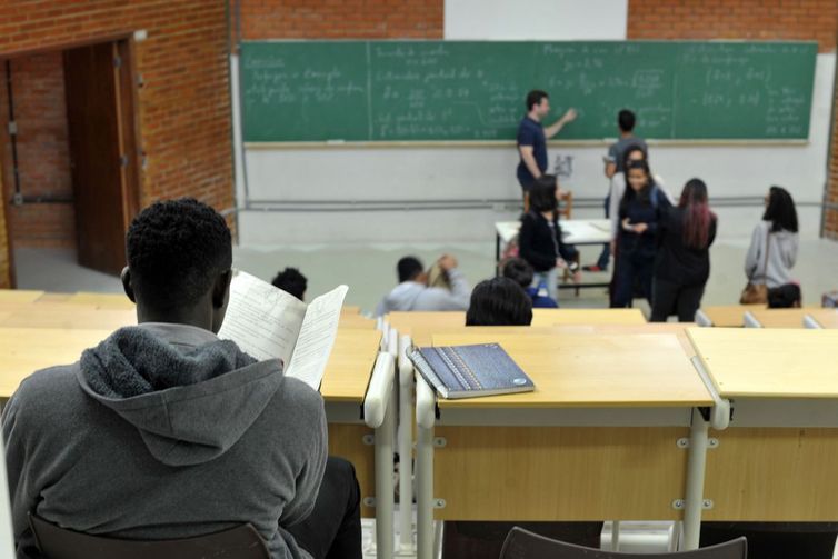 MEC oferta 7,8 mil vagas de pós-graduação gratuita para professores