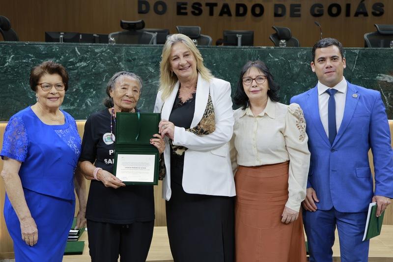 “Sempre que falo de segurança pública eu me emociono, porque venho da região que já foi considerada a mais violenta do Brasil”, afirma Dra. Zeli em sessão solene