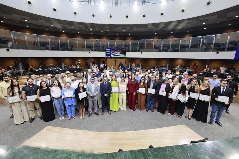 Veterinários e zootecnistas recebem reconhecimento em solenidade proposta pelo deputado José Machado nesta terça-feira, 23