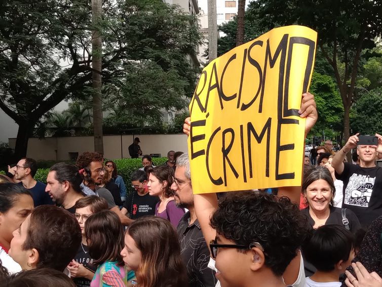 Defensoria pede R$ 759 mil em ação contra shopping de SP por racismo