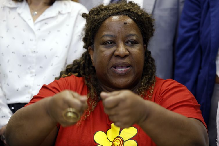 Ministra quer perícia independente após reunião com famílias no Rio