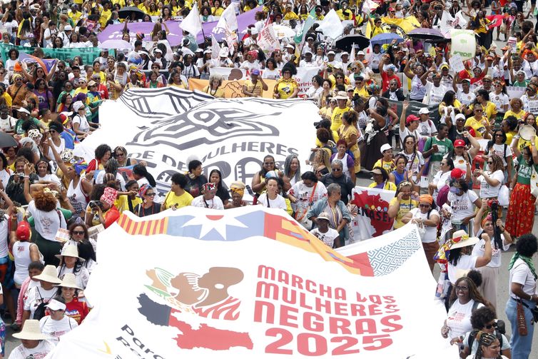 Com cerca de 500 mil pessoas, Marcha das Mulheres Negras toma Brasília