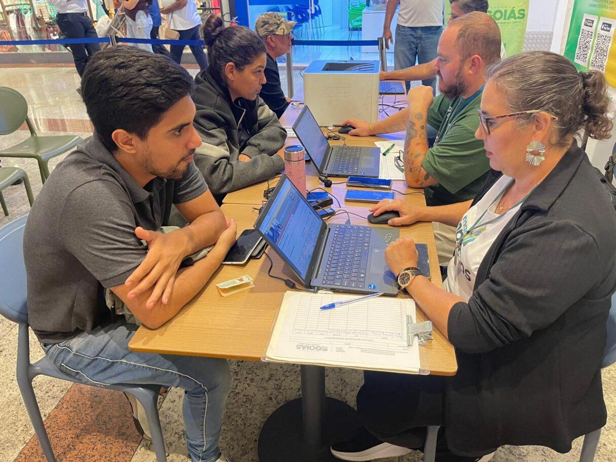 Goiás realiza último feirão de empregos de 2025 em Goiânia