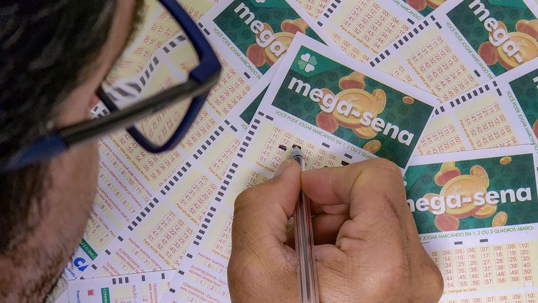 Mega-sena volta a acumular e pode pagar R$ 18 milhões na próxima terça