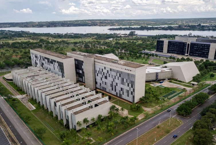STJ proíbe Forças Armadas de afastar militares por transição de gênero