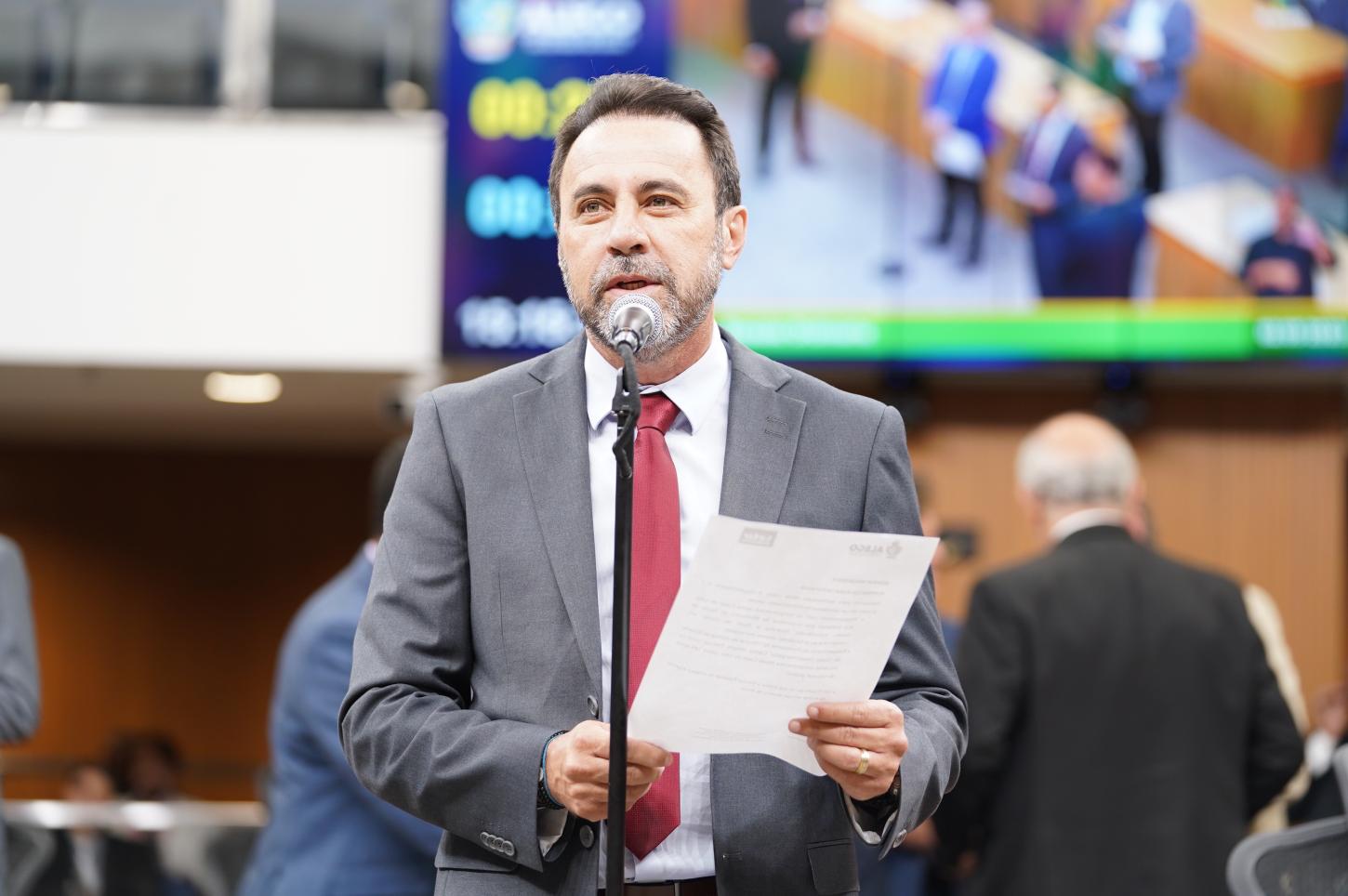 Veter Martins apresenta duas propostas dedicadas à causa da saúde animal