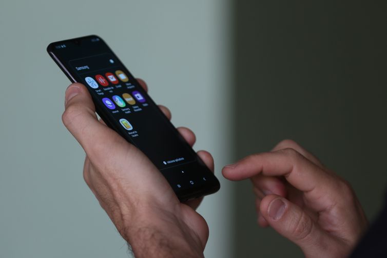 Acesso à internet cresce entre classes sociais, mas ainda é desigual 
