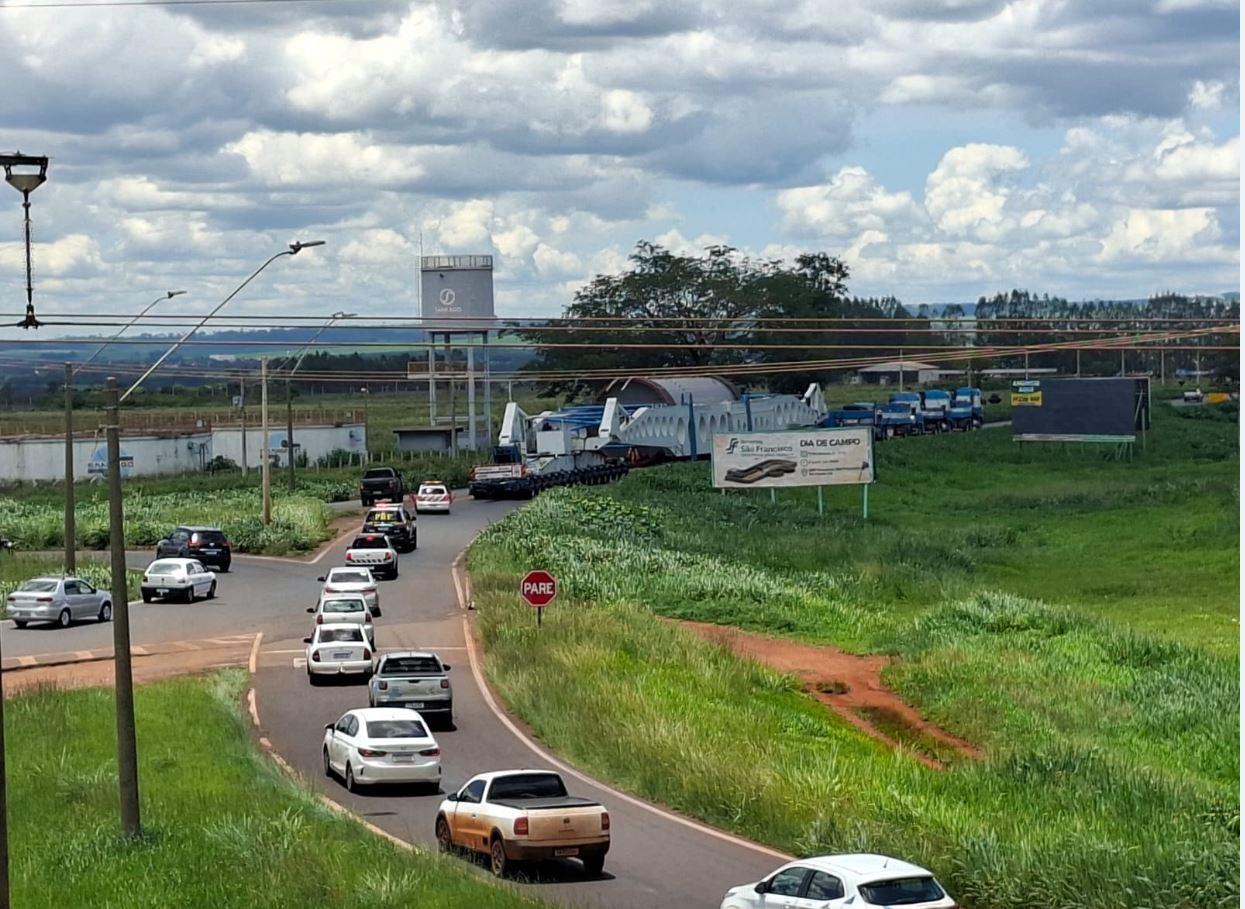 Carreta gigante percorre agora a BR-452 entre Itumbiara e Bom Jesus de Goiás