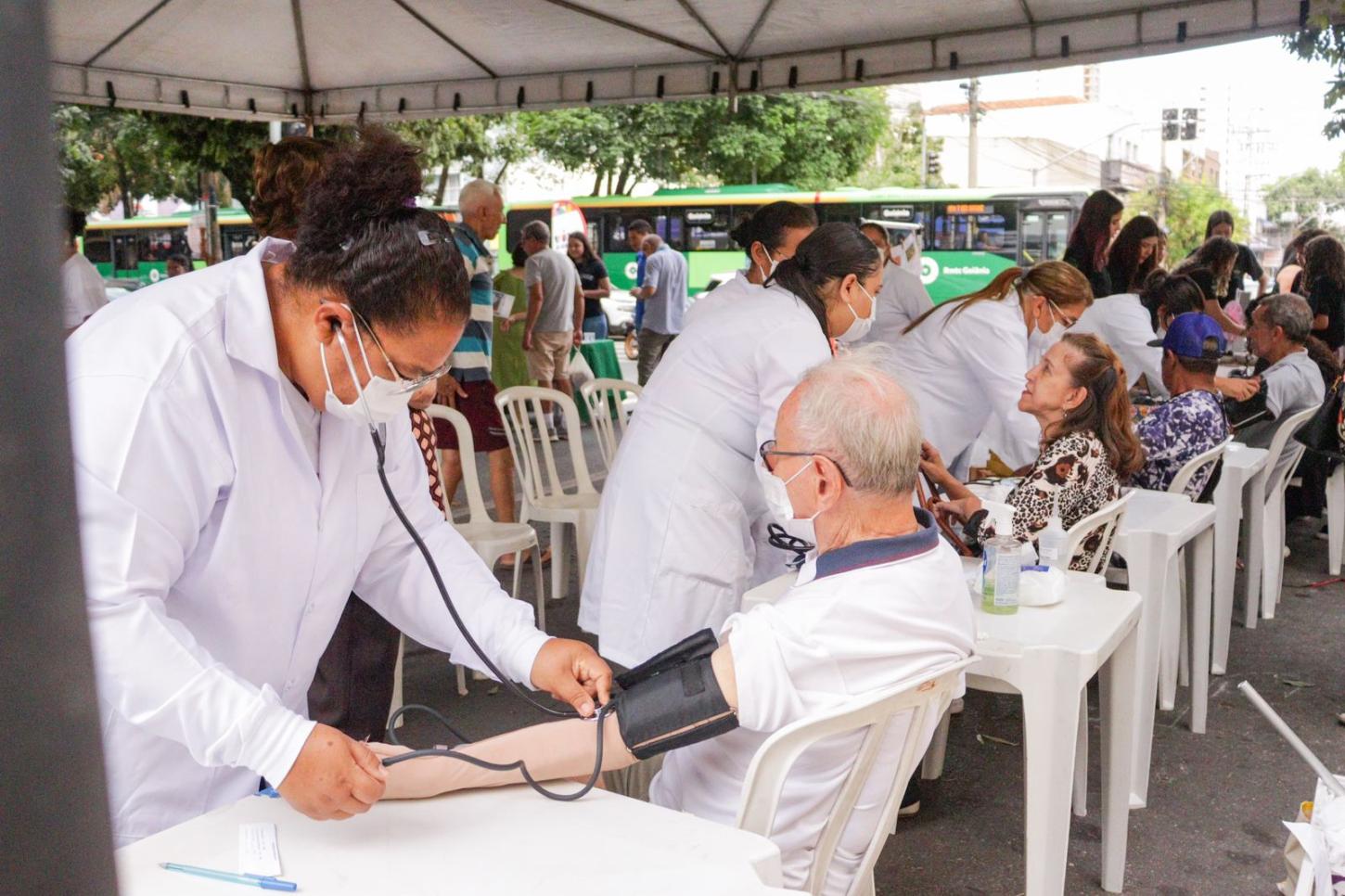 Clima natalino toma conta da última edição de 2025 do Viva o Centro, em Goiânia