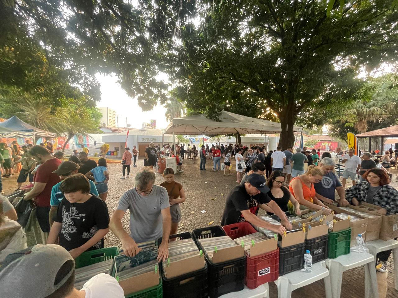Feira de discos de vinil oferece boas opções para colecionadores e presentes de fim de ano