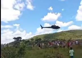 Frigorífico que usou helicóptero para jogar carne para moradores já usou cartaz ‘Petista não é bem-vindo’ em loja