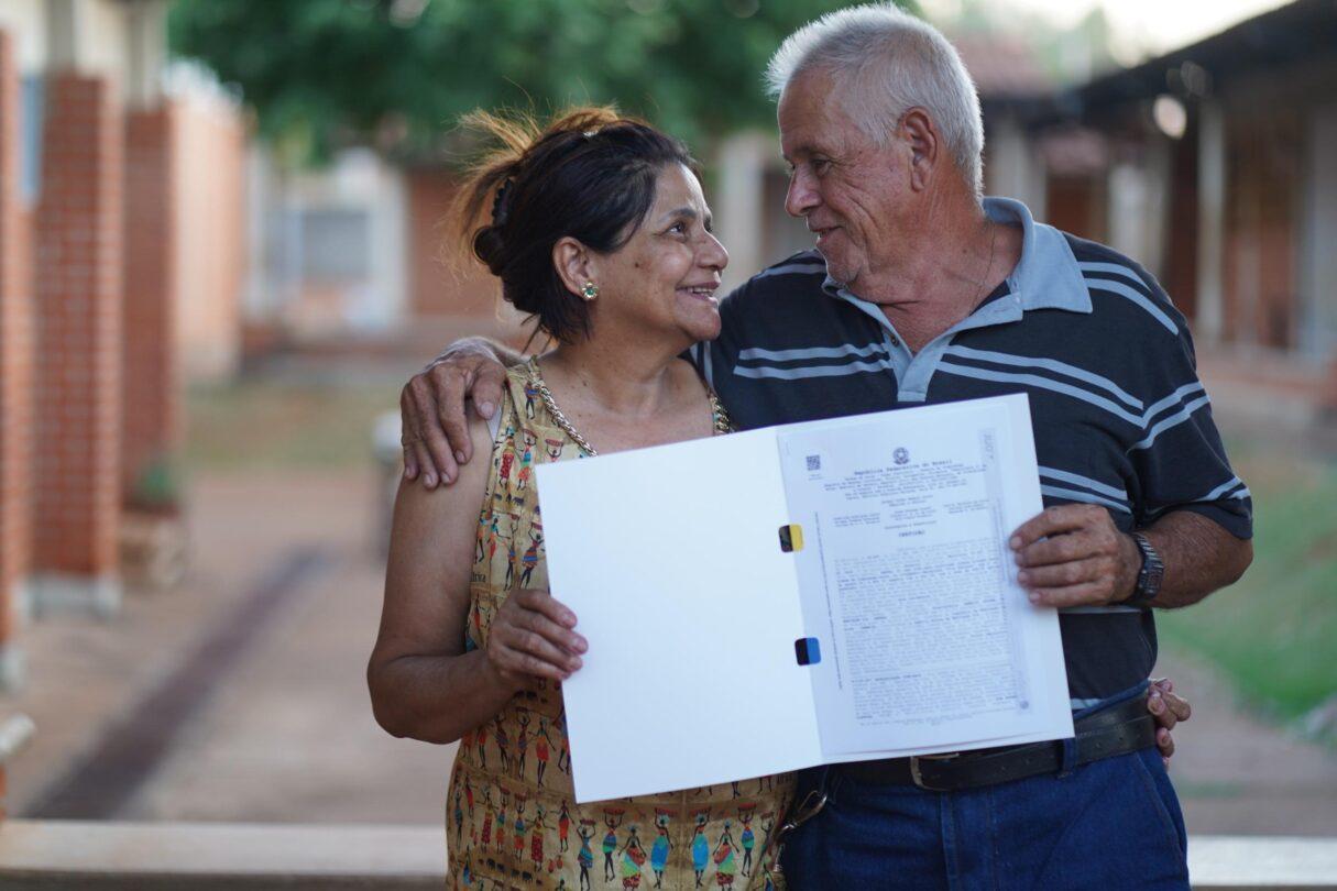 Governo consolida política de habitação social com investimento de quase R$ 1 bilhão em 2025 Casal com escritura da casa própria