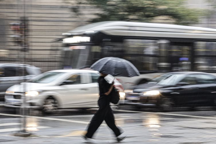 Inmet emite alerta para o RS de ventos de até 100 km/h e tempestade