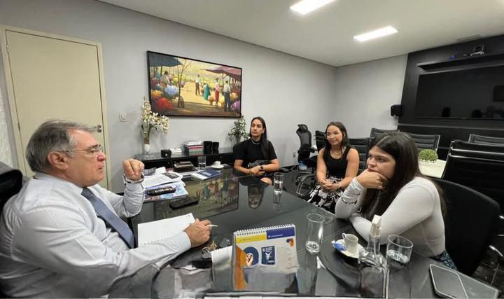 Mediação da vereadora Aava Santiago garante suspensão de contrato de lixo em Itarumã após indícios de irregularidades