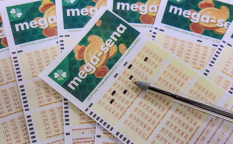 Mega-Sena acumula e prêmio principal vai para R$ 12 milhões